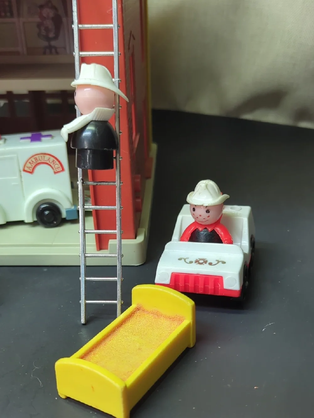1979 VINTAGE WORKING FISHER PRICE PLAY FAMILY FIRE STATION #928 w/accessories - Picture 5 of 16
